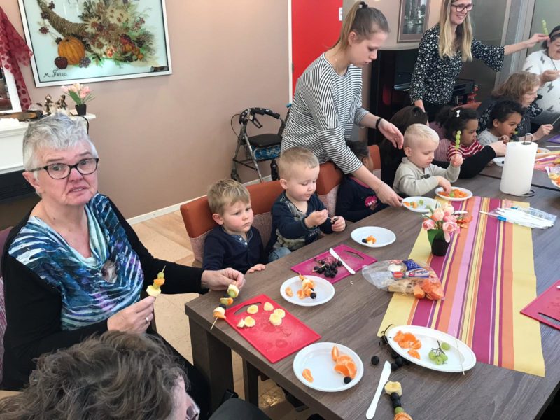 Kinderopvang ouderen samen spelen gezond