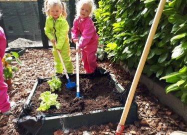 Kinderdagverblijf Maasstraat Assen meisjes tuin - Kids First COP Groep Kinderdagverblijf Maasstraat Assen meisjes tuin - Kids First COP Groep