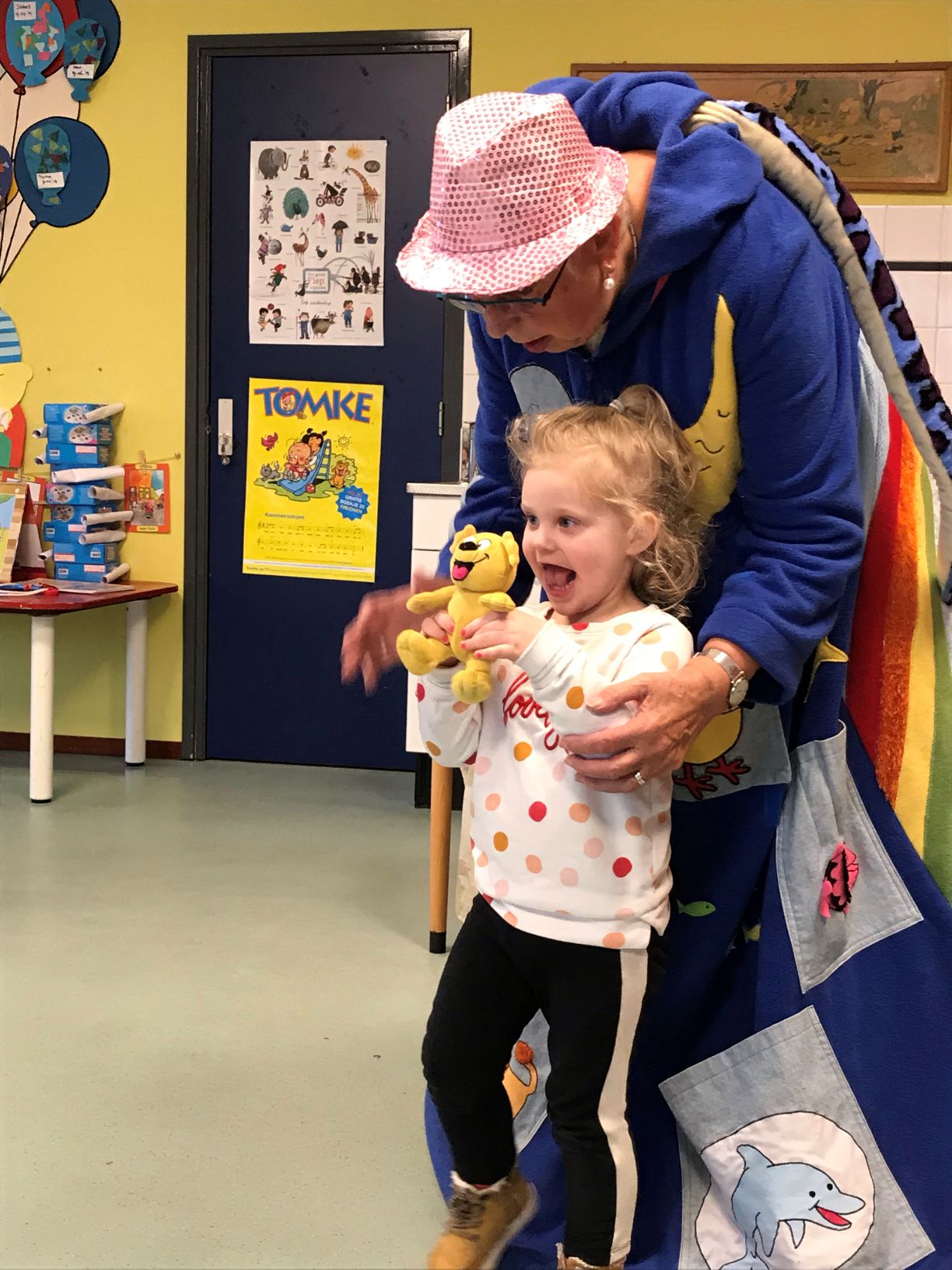 Riemkje Pitstra vertelt een Tomkeverhaal met de verteljas aan, peuteropvang Raerd Kids First COP groep Friesland Riemkje Pitstra vertelt een Tomkeverhaal met de verteljas aan, peuteropvang Raerd Kids First COP groep Friesland