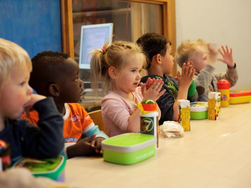 Meisje broodtrommel eten pauze