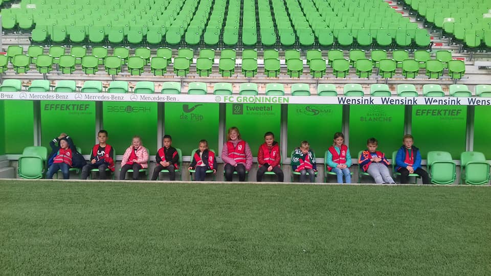 Drentse kinderen op bezoek bij FC Groningen - Kids First COP groep