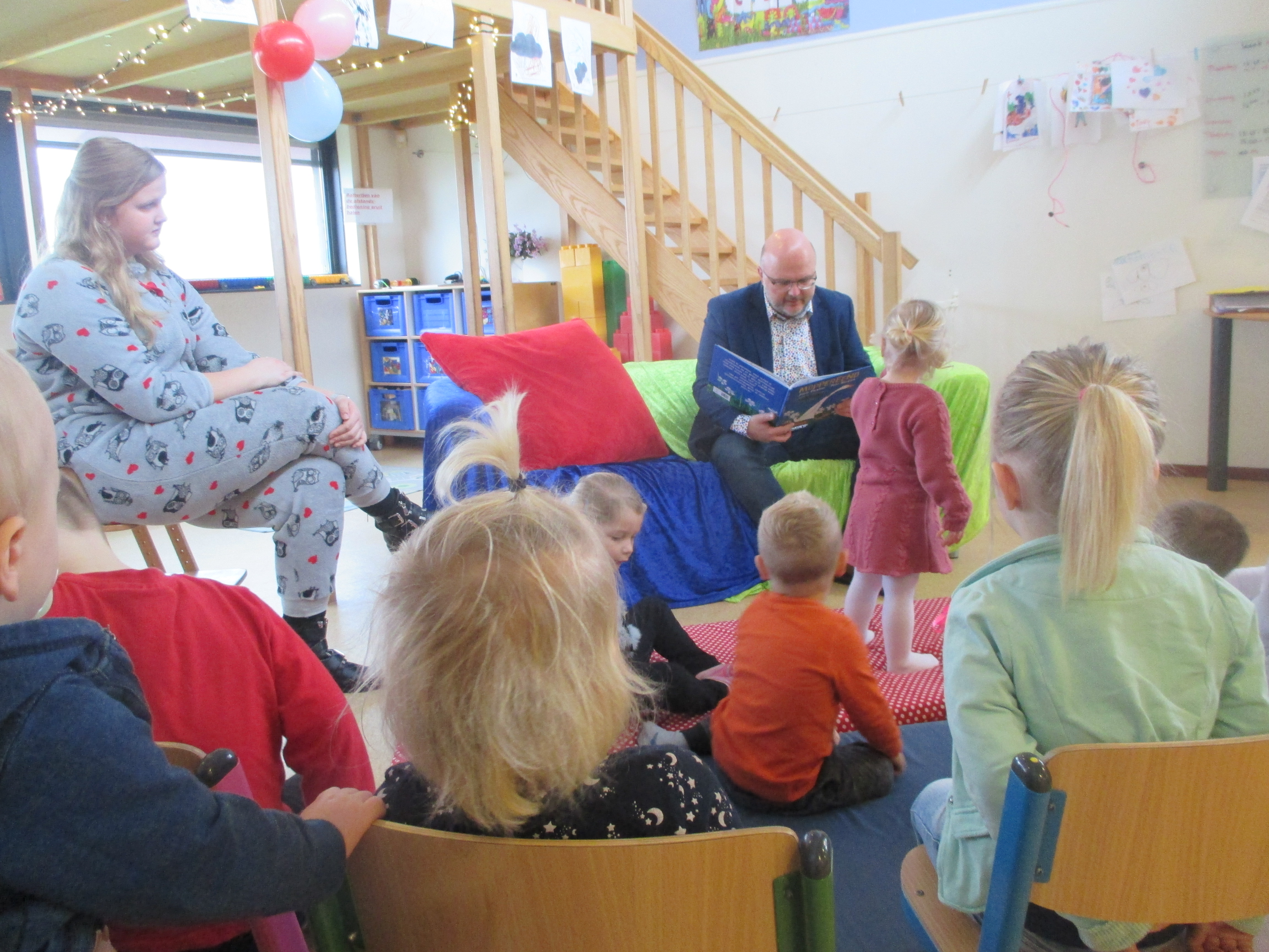 Wethouder Huizing leest voor op het Ganzennest in Coevorden- Kids First COP groep 