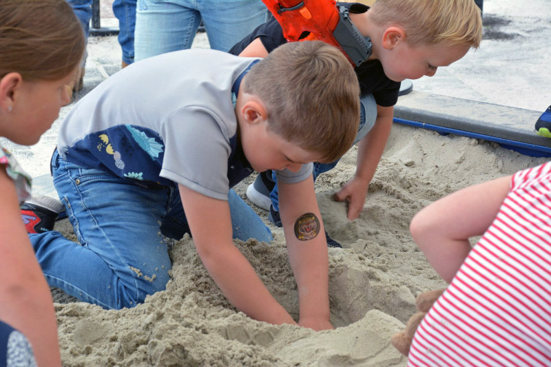 kinderen graven schat in zand