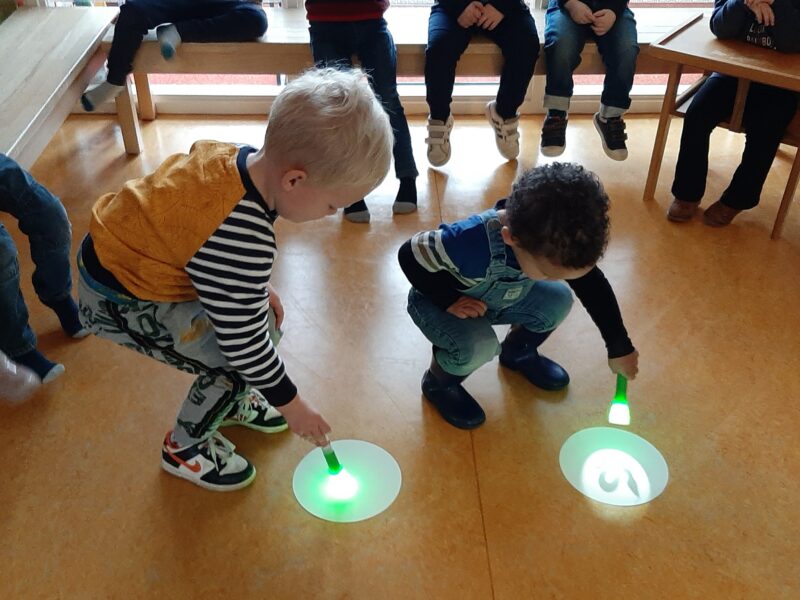 kinderen schijnen met licht