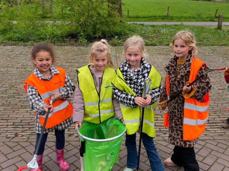 De BSO-kinderen gaan enthousiast bezig met de opruimactie