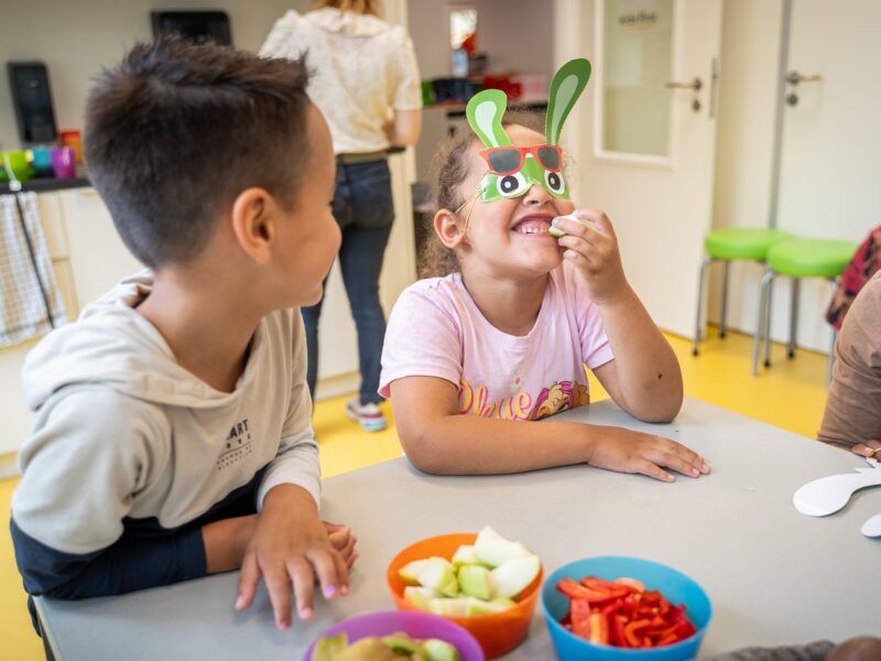 Kinderen proeven van de verschillende groenten