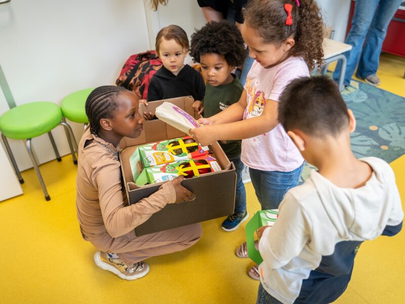 Kinderburgemeester van Groningen Fatoumata overhandigt het eerste pakket