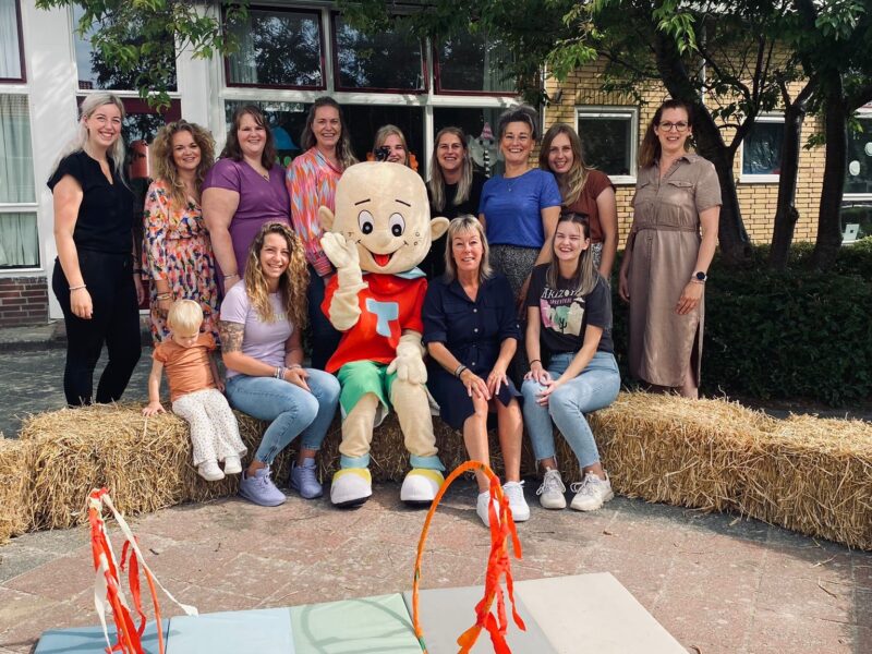 De-Tuimelaar-Dokkum-medewerkers-op-de-foto-met-Tomke